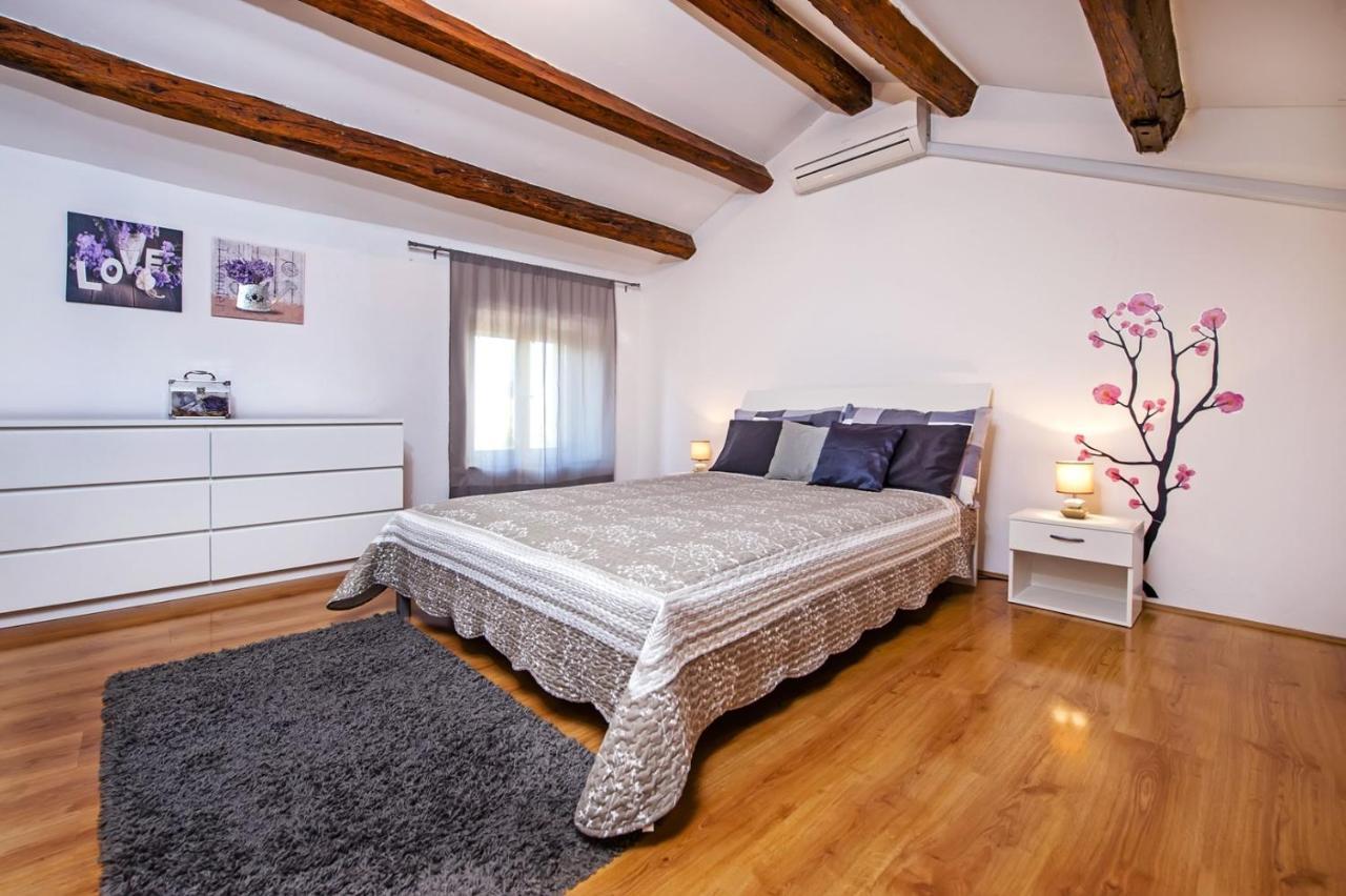 Holiday Apartment Daria 20 Ровінь Екстер'єр фото